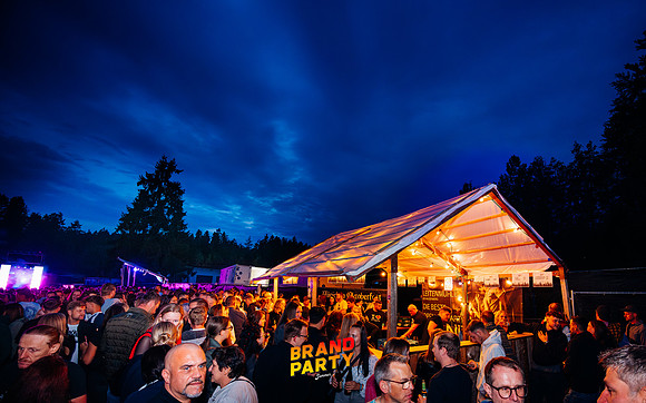 BRANDPARTY 2025-6926