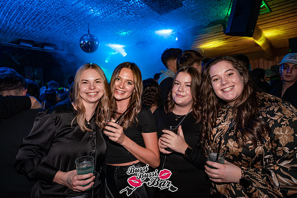 030-BUSSI BUSSI BAR Weihnachtsbussi 2024 - Fotograf Tobias Marold