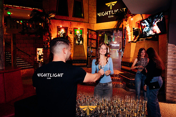 Nightlight-Girls Rule The World-3937