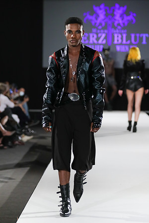 2020-09-11-MQVFW-21-00h-a-Manufaktur Herzblut-SW-111