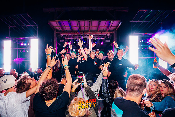 BRANDPARTY 2025-3443