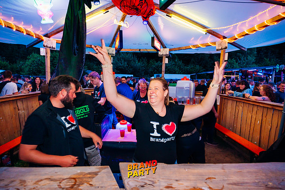 BRANDPARTY 2025-6737