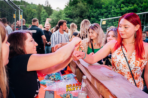 BRANDPARTY 2025-6497
