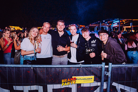 BRANDPARTY 2025-7398