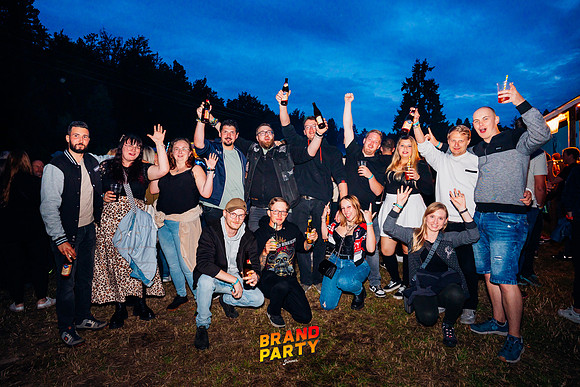 BRANDPARTY 2025-6915
