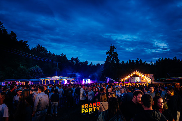 BRANDPARTY 2025-6887