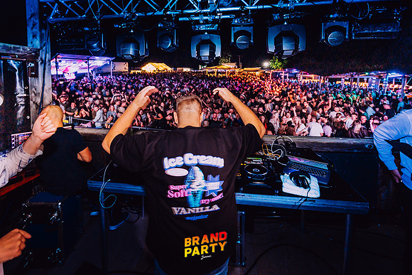 BRANDPARTY 2025-7256