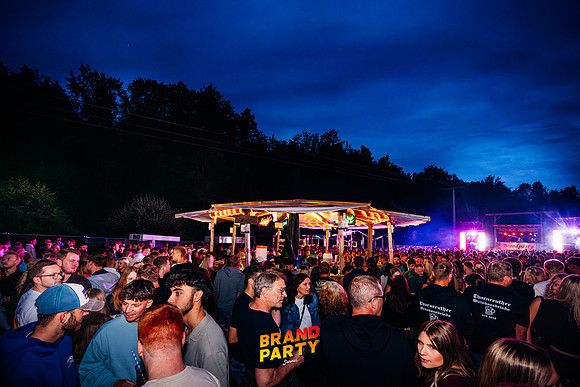 BRANDPARTY 2025-6939